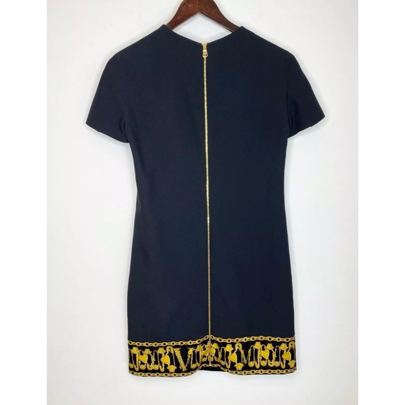 🖤💛 VERSACE Logo Baroque Safety Pin Shift Dress - Picture 6 of 13